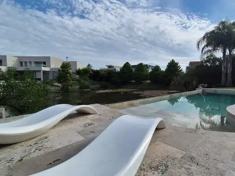 Casa en Venta con 6 cocheras