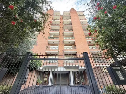 Departamento 2 ambientes con cochera en excelente ubicación.