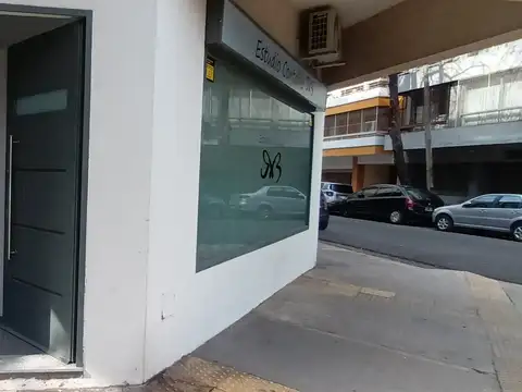 Excelente esquina con vidriera en ochava