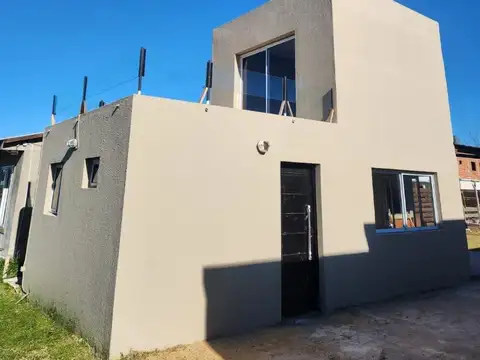 Casa con pileta en lote 10x38 - Barrio Los Tilos