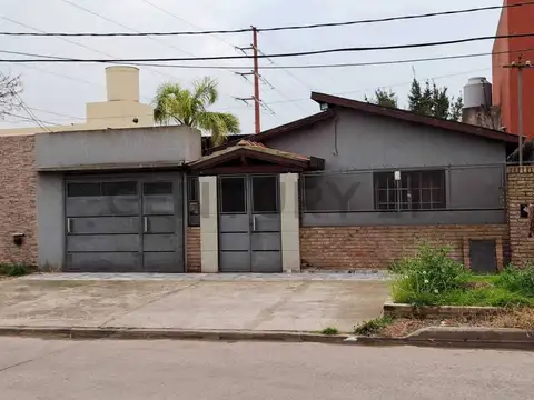 28 y 526. Casa en venta, desarrollada en planta baja