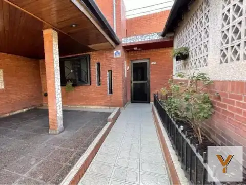 Casa en venta - 3 Dormitorios 4 Baños - Lanús