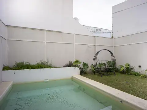 VENTA - CASA DE 4 DORMITORIOS RECICLADA, JARDÍN CON PILETA Y COCHERA - BARRIO ABASTO