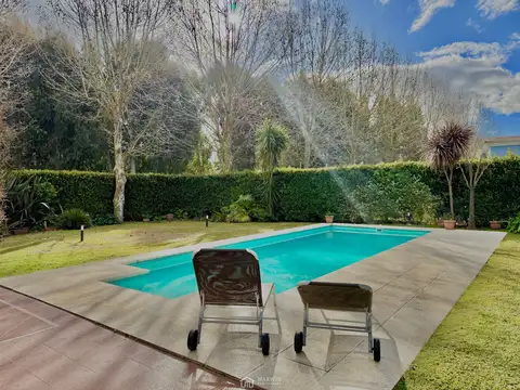 Casa en Alquiler con 1 cochera