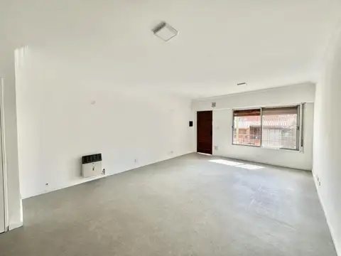 Exelente Triplex en Alquiler de 3 ambientes con parrilla y cochera en OLIVOS