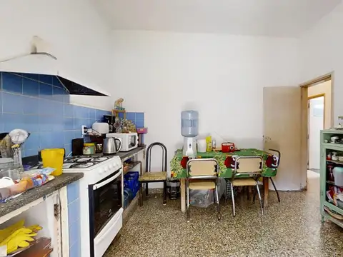 Terreno en venta en Martinez, con 2 casas a refaccionar 3 y 4 amb con patio y jardín