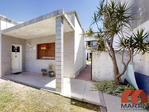Terreno en venta en Martinez, con 2 casas a refaccionar 3 y 4 amb con patio y jardín