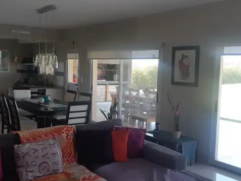 Casa 3 ambientes con 2 baños