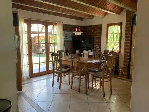 Jardin Botanico, solida casa 3 dormitorios  + 2 deptos