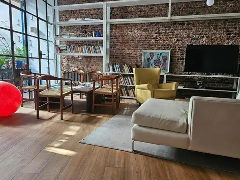 Depto. de 2 ambientes tipo loft con balcón.