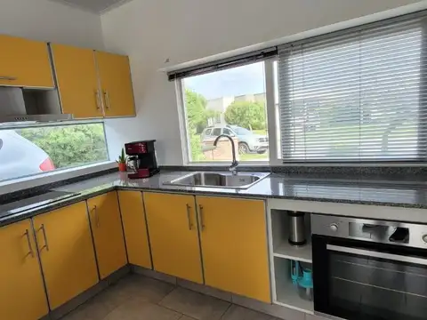 Casa en Alquiler en Pilar del Este - San Ramiro, USD 1.200