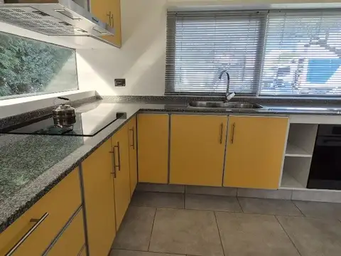 Casa en Alquiler con 1 cochera