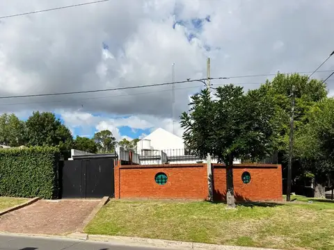 CASA 3 DORMITORIOS EN VENTA EN GONNET+ PILETA