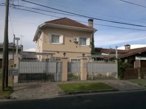 Chalet en 2 plantas con piscina y fondo parquizado. Posible financiación. Parque Johnston,Hurlingham