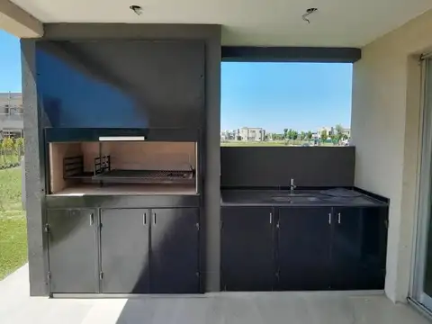 Casa 6 ambientes con 4 baños