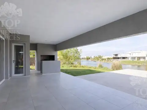 Casa en Venta con 6 cocheras