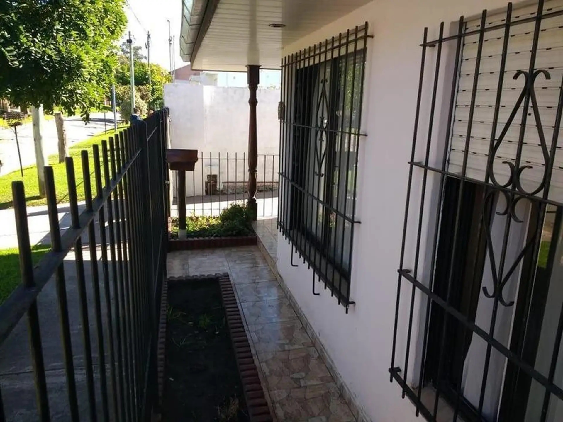 CHALET 3 AMBIENTES CON PARQUE