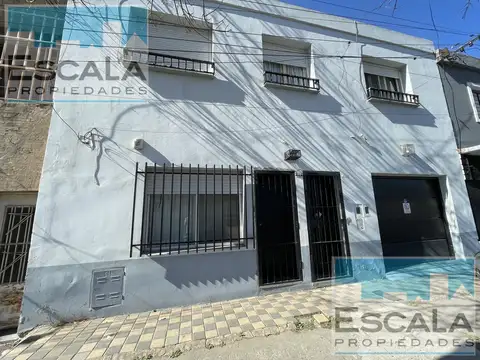 CASA DE DOS DORM CON PATIO Y COCHERA EN VENTA