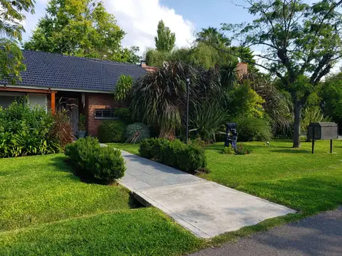 Casa 5 ambientes con 2 baños