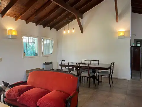 Casa 4 ambientes con 2 baños