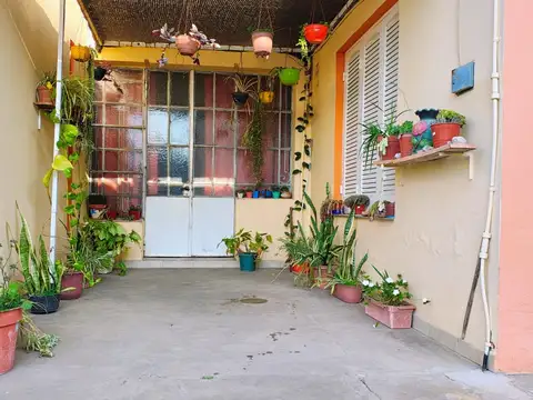 Casa 8 ambientes con 2 baños