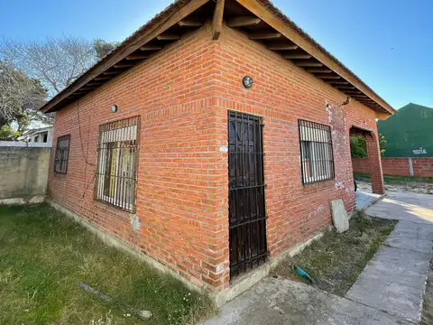 Chalet de 4 ambientes sobre 1/2 lote a 1 cuadra del mar! 61 nº 129 UF 2 - Fdo, Mar del Tuyú (140200)