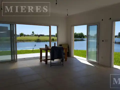 Casa en Alquiler con 2 cocheras