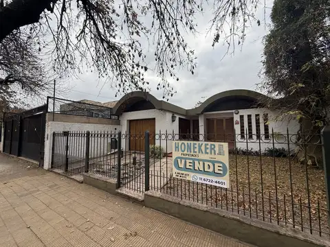 Casa con pileta sobre lote de 776 m2 - excelente ubicación