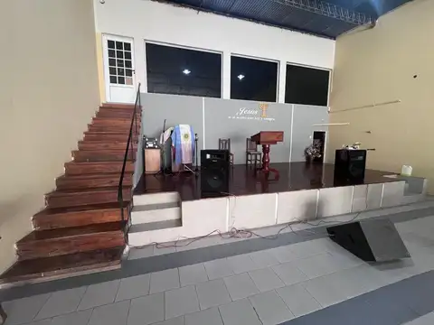 Se vende gran salón sobre Av. Lujan - Santo Tome