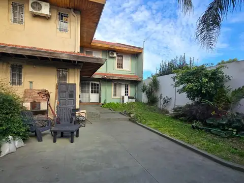 CASA 6 AMBIENTES CON DEPTO. 2 AMBIENTES c/ COCHERA Y PATIO.