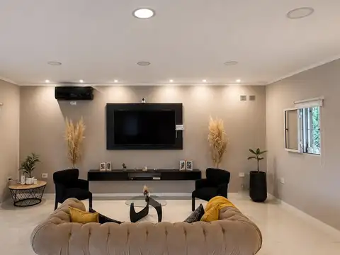 Casa en Venta con 2 cocheras