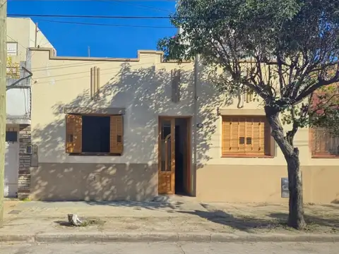 CASA VENTA 4 AMBIENTES EN HAEDO 3 CUADRA ESTACION