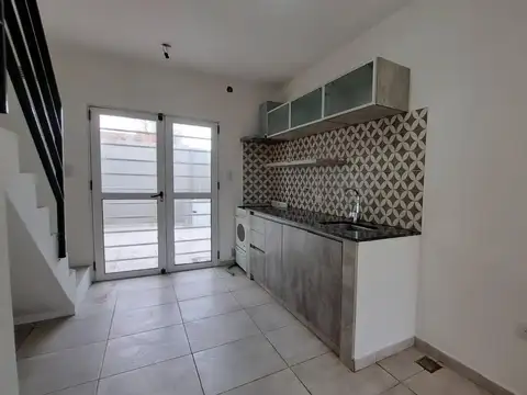 DUPLEX DE 3 AMBIENTES CON COCHERA Y PATIO EN VILLA SARMIENTO