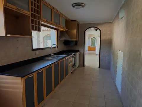 Casa 6 ambientes con 4 baños