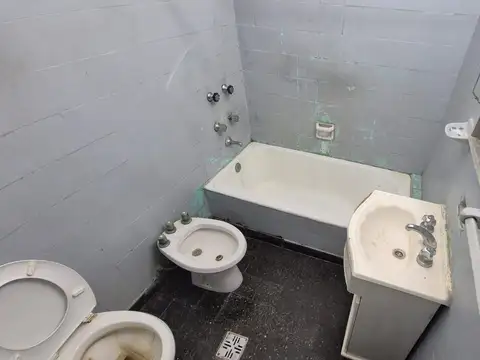 2 AMB MUY BIEN UBICADO - A 2 CUADRAS DE RIVADAVIA  