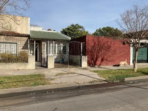 Casa en venta emplazada sobre amplio lote-Lanús