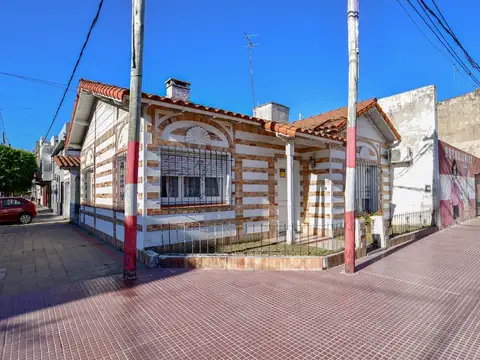 Casa esquina Avenida 2 dormi c/ cochera y patio