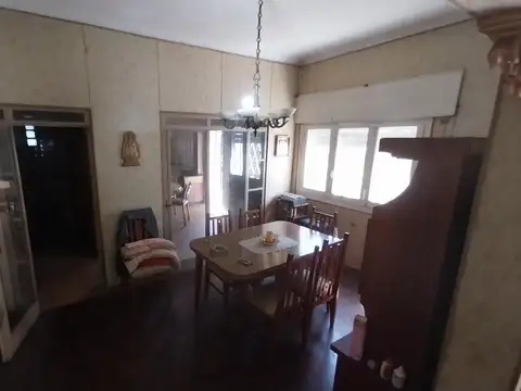 Fisherton, chalet a RECICLAR, 2 dormitorios, pileta, LOTE 485 m2.