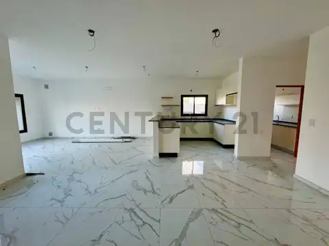 Casa en Venta con 3 cocheras