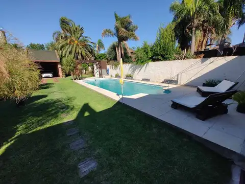 Casa en Venta con 2 cocheras