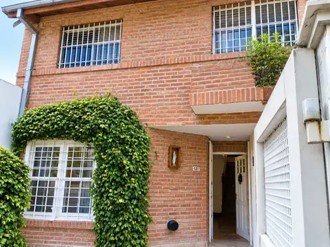 VENTA CASA TRIPLEX  6 AMBIENTES MARTINEZ PARRILLA
