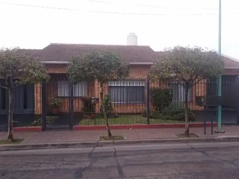 EXCELENTE PROPIEDAD EN SAN ANTONIO DE PADUA 4 AMBIENTES