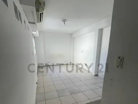 Venta luminoso monoambiente con cocina separada y balcón en Villa del Parque – Excelente ubicación