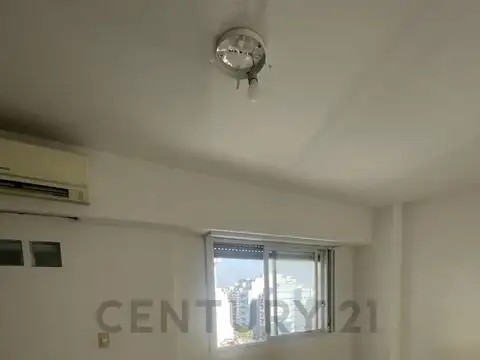 Venta luminoso monoambiente con cocina separada y balcón en Villa del Parque – Excelente ubicación