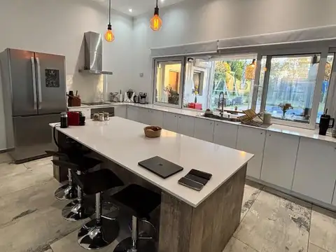 Casa en Venta con 6 cocheras