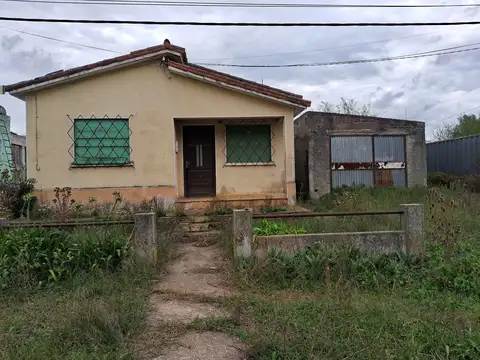 Se vende casa en Empalme Olmos con gran terreno.