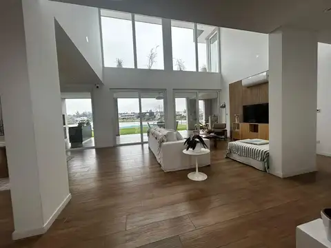 Casa 5 ambientes con 4 baños