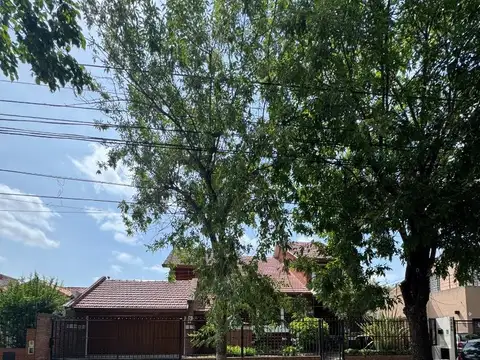 Casa con 4 dormitorios en Banfield.