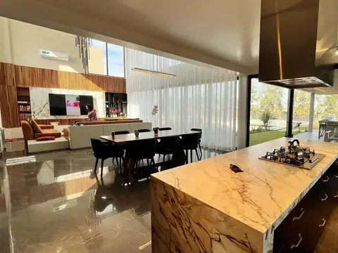 Casa 8 ambientes con 4 baños