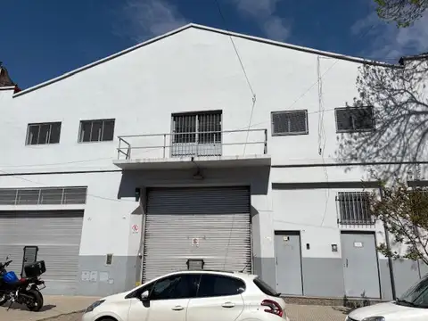 Galpón en alquiler en Parque Chacabuco. 1450m2. Oficinas. Entrada camión. Mixtura2.